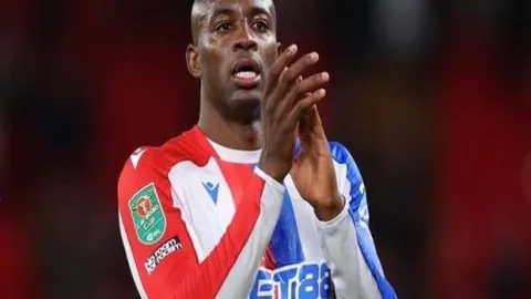 “波鸿与法兰克福赛事因观众横幅遮挡安全通道导致开场延迟”